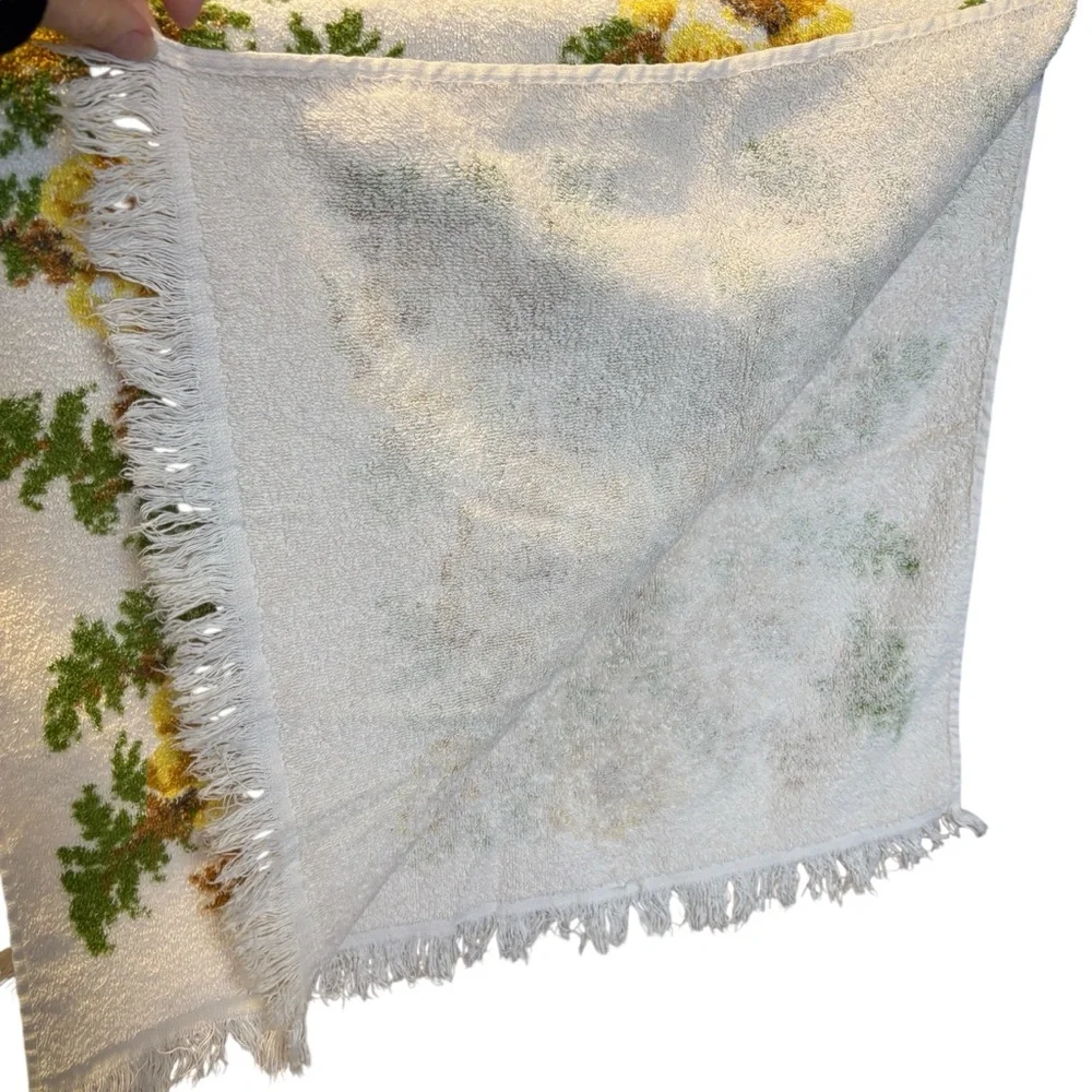 Vintage 70s Yellow Floral Fringed Bath Towel